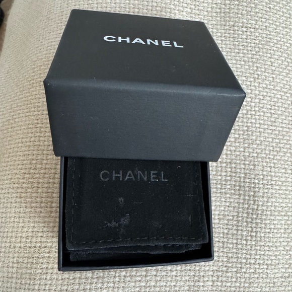 CHANEL Button Clip On Earrings CC logo with rope border. Chanel box included - Picture 9 of 9